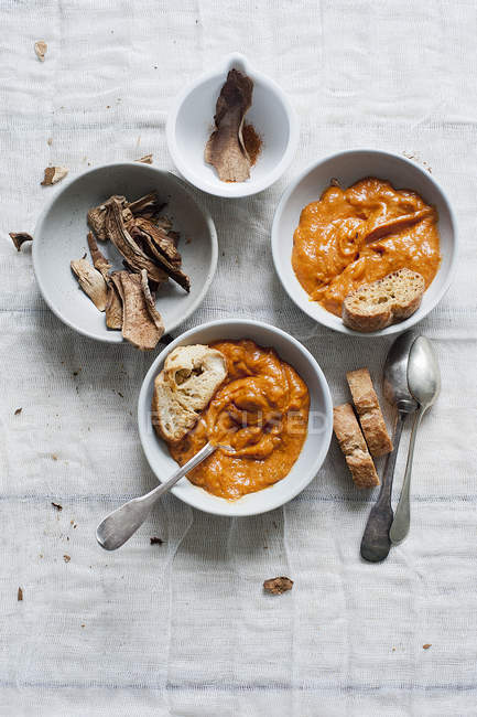 Гарбузовий суп із сушеними грибами та міні тостами — стокове фото