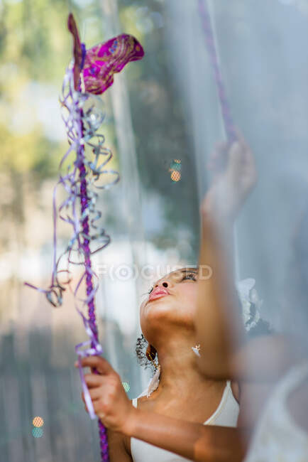 Menina vestida de fada, segurando varinha, jogando ao ar livre — Fotografia de Stock