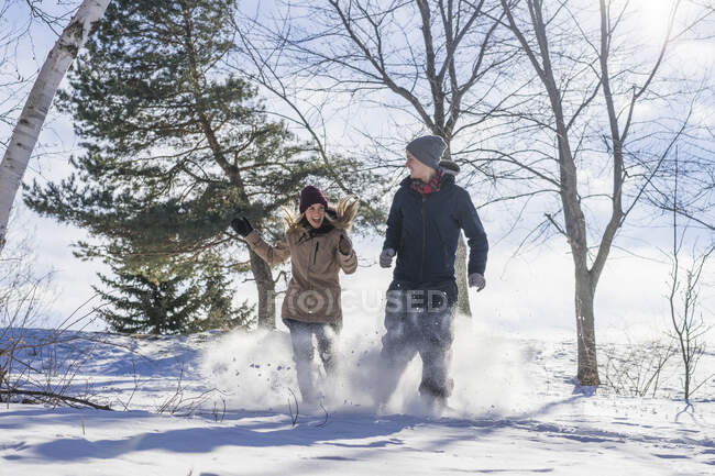 Zwei schöne Freunde spielen im Schnee, Montreal, Quebec, Kanada — Stockfoto