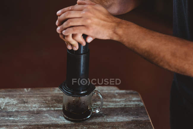 Человек с помощью самолета кофеварка — стоковое фото