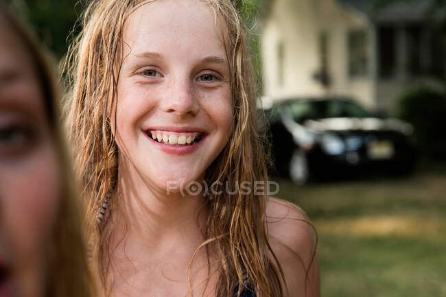 Retrato de menina loira com cabelo molhado — Fotografia de Stock