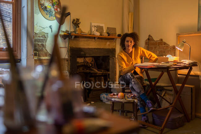 Frau liest am Schreibtisch — Stockfoto