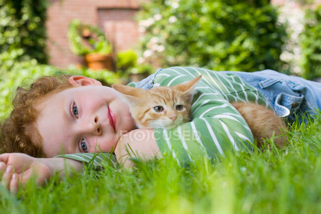 Хлопчик тримає кошеня — стокове фото