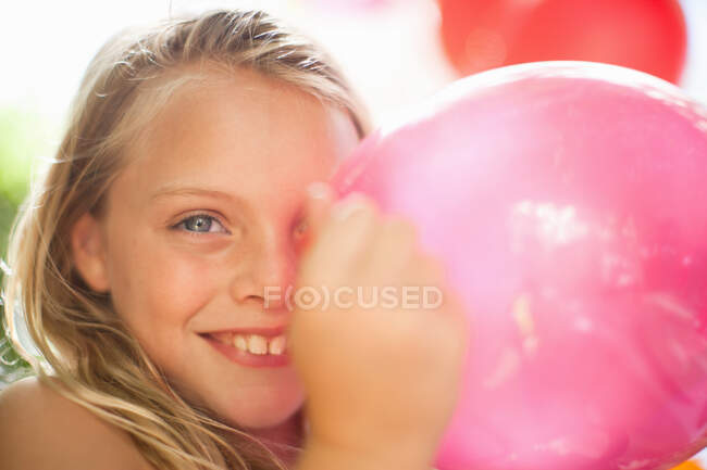 Lächelndes Mädchen mit Luftballon auf Party — Stockfoto