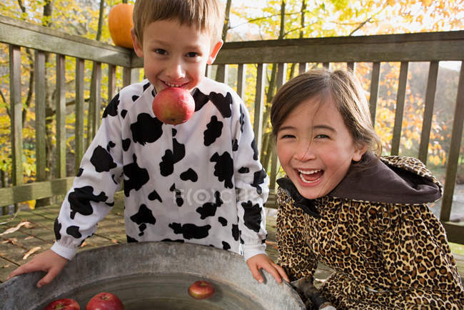 Junge und Mädchen wippen mit Äpfeln — Stockfoto