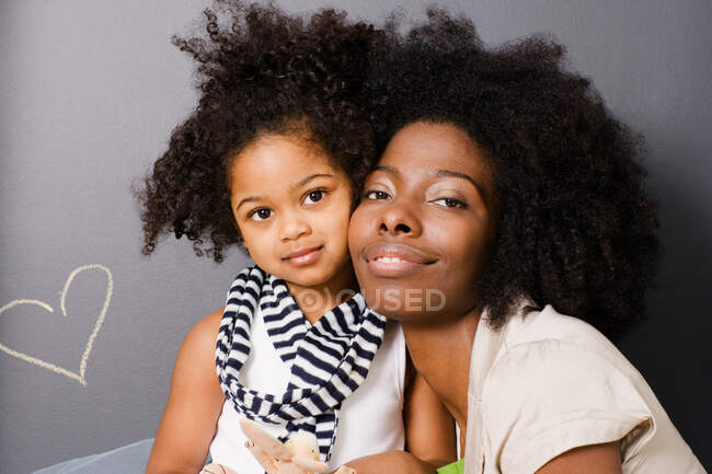 Portrait of a mother and daughter — Stock Photo
