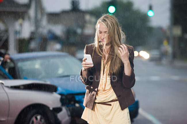 Mujer joven y accidente de coche - foto de stock