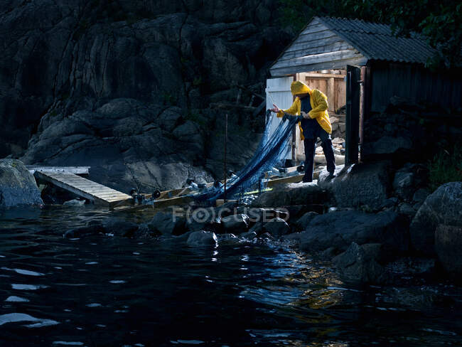Fisherman pulling in net — Stock Photo