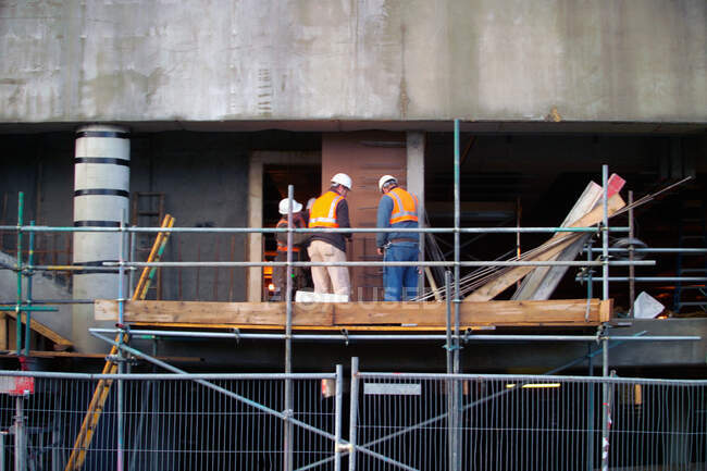 Männer oben auf der Baustelle — Stockfoto