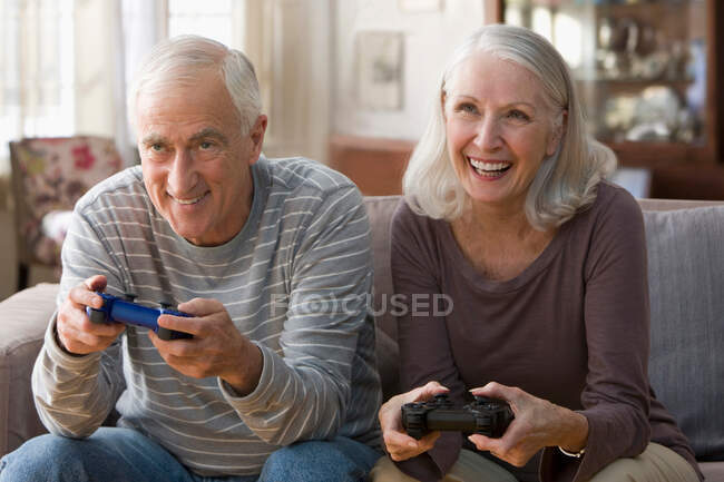 Senior couple playing video game — Stock Photo