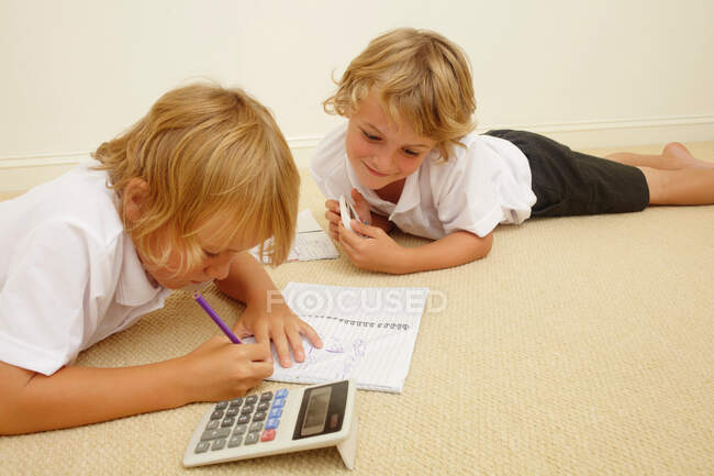 Двоє школярів роблять домашнє завдання — стокове фото