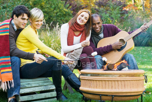 Amigos divirtiéndose al aire libre - foto de stock