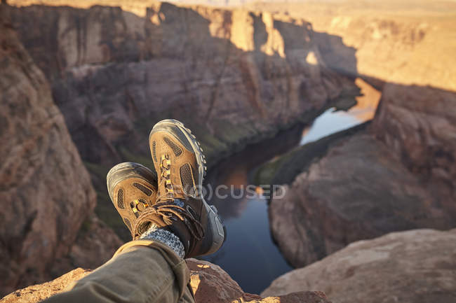 Людина, сидячи на скелі, крупним планом ніг, сторінка, Арізона, США — стокове фото