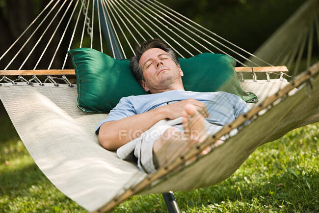 Man in a hammock — Stock Photo
