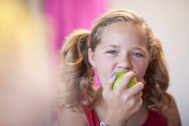 Close up de menina comendo maçã — Fotografia de Stock