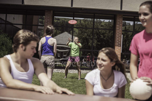 Команда старшеклассников по волейболу разговаривает вне школы — стоковое фото