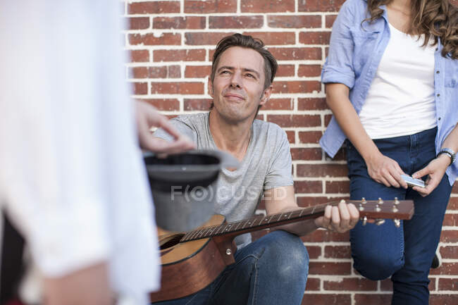 Cape Town, South Africa, guitarist offered money — Stock Photo