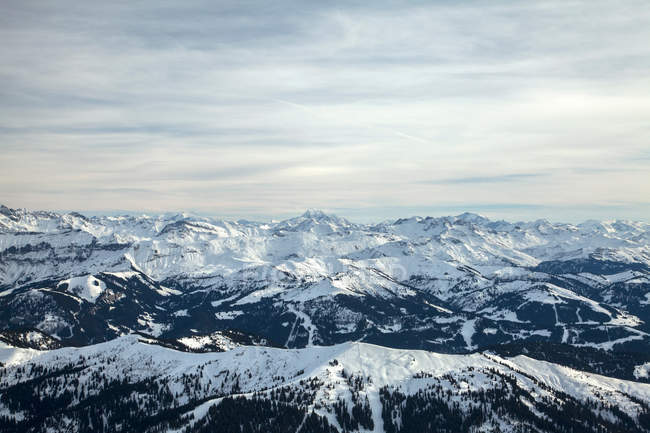 Vista de montañas nevadas - foto de stock