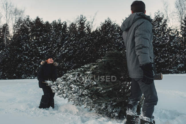 Pai e filha fora recebendo sua própria árvore de Natal — Fotografia de Stock