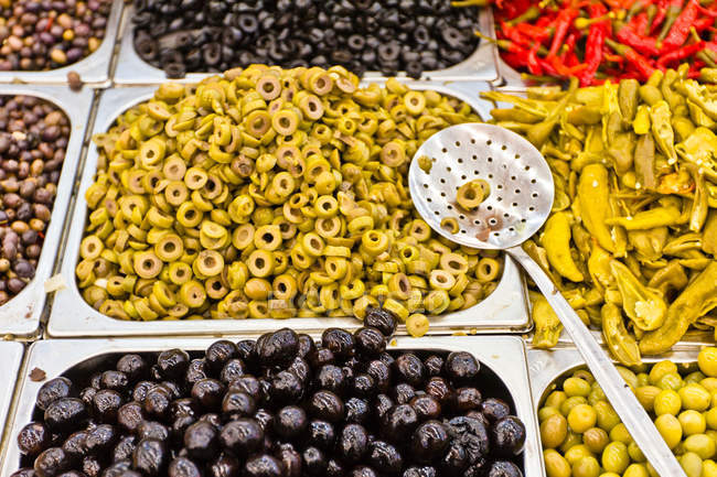 Variété d'olives au marché — Photo de stock