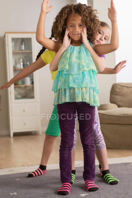 Tre ragazze con le braccia fuori — Foto stock