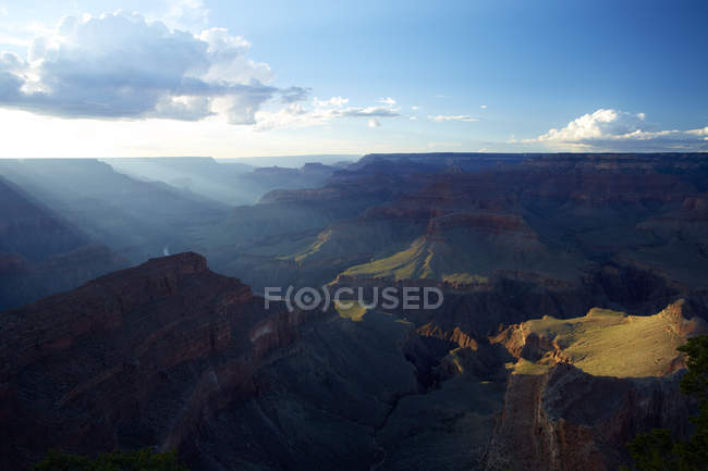 Vista panorámica del gran cañón a la luz del sol - foto de stock