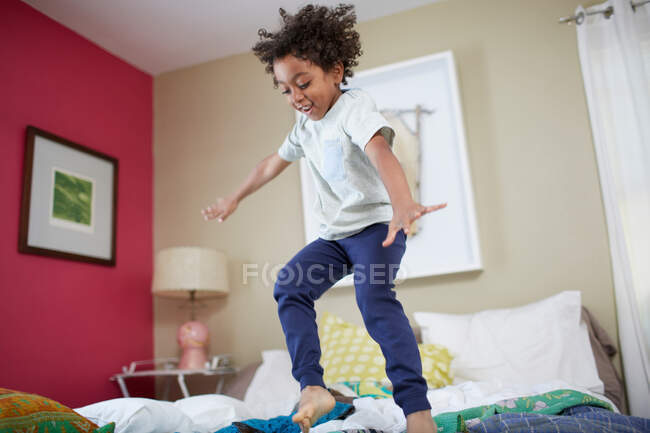 Kinder springen auf Bett — Stockfoto