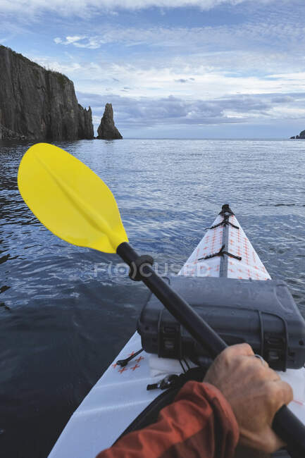 Punto de vista imagen de kayaker sea kayak, Trinity Bay, Terranova, Canadá - foto de stock