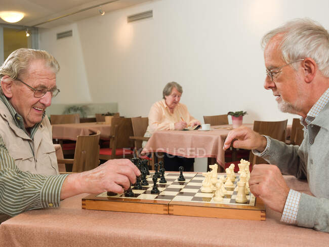 Seniors jouant aux échecs — Photo de stock