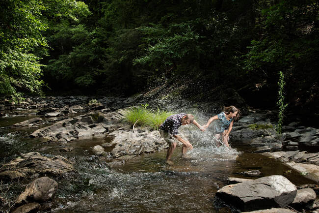 Casal brincando no rio — Fotografia de Stock