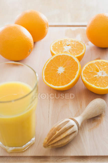 Zumo de naranja y naranjas - foto de stock