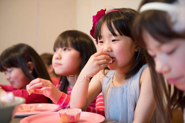 Mädchen essen auf Party Märchen-Kuchen — Stockfoto