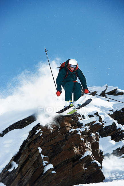 Hombre en los esquís saltando en el aire - foto de stock