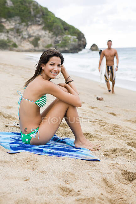 Mujer joven en una playa - foto de stock