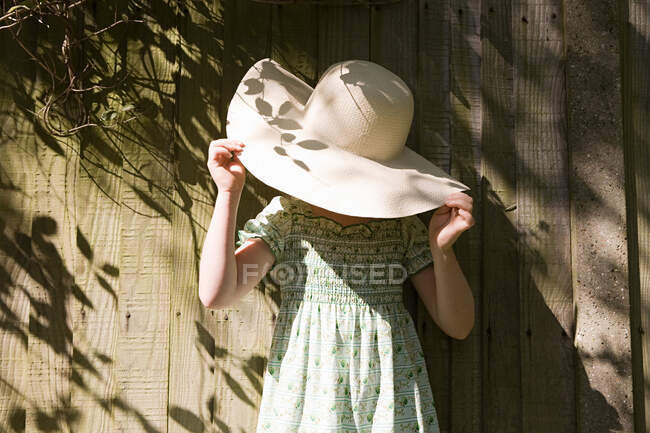 Girl wearing a sun hat — Stock Photo