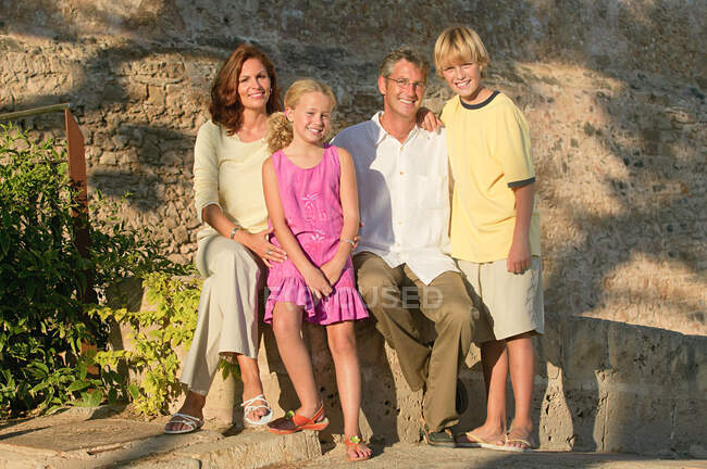 Familia de dos generaciones al aire libre - foto de stock