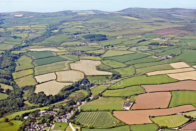 Vista aérea de exuberantes campos agrícolas verdes a la luz del sol - foto de stock