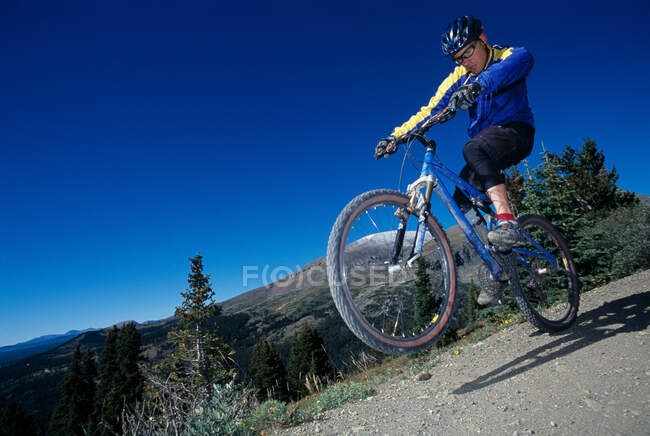 Mountain biker in Breckenridge, Colorado, USA — Stockfoto