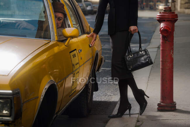 Водій таксі підбирає клієнта. — стокове фото