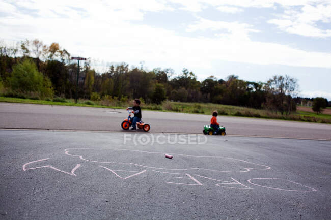 Dos chicos montando triciclos - foto de stock