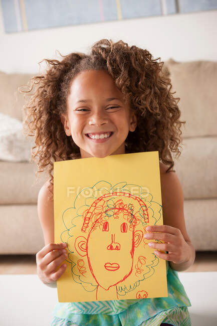 Fille tenant un dessin — Photo de stock
