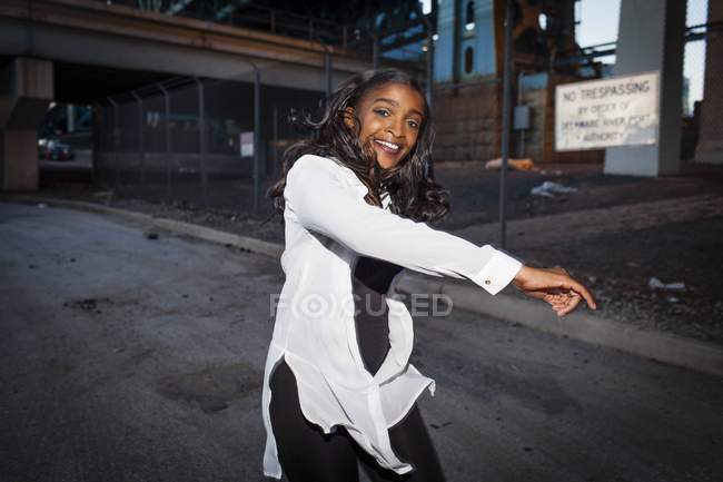 African American Woman enjoying and dancing on street of old city Philadelphia, USA — Stock Photo