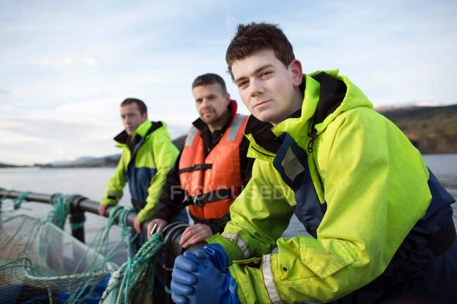 Trabalhadores da exploração de salmão no lago rural — Fotografia de Stock