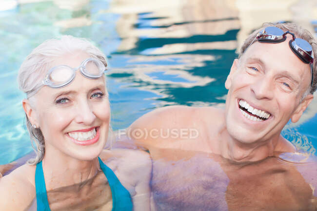 Плавание в бассейне для пожилых пар — стоковое фото