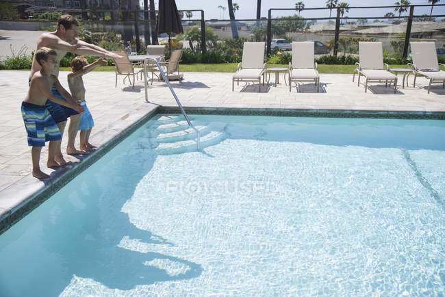 Uomo e due figli che praticano immersioni a bordo piscina, Laguna Beach, California, USA — Foto stock