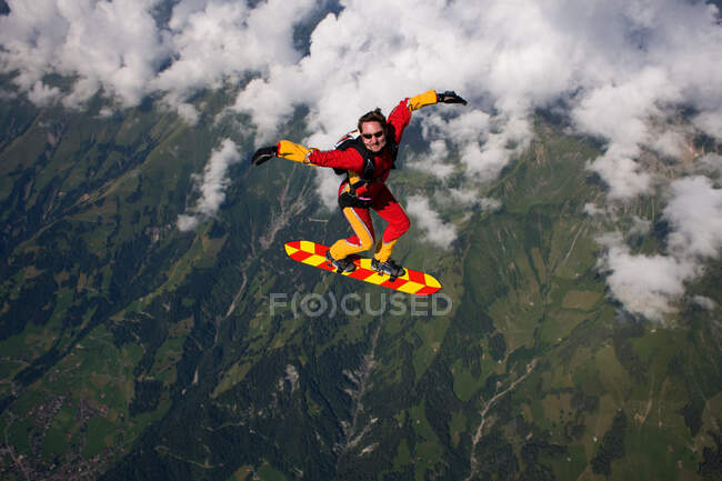 Mann fliegt über Reichenbach, Bern, Schweiz — Stockfoto