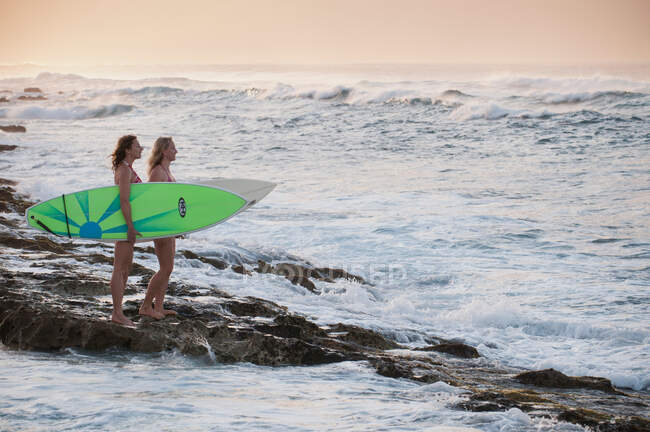 Surfer tragen Surfbretter am Strand — Stockfoto
