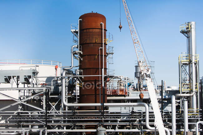 Спостереження за резервуарами зберігання нафтопереробного заводу — стокове фото