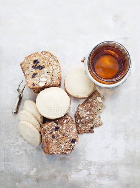 Biscotti di pasta frolla con cracker e tè sul tavolo di marmo — Foto stock