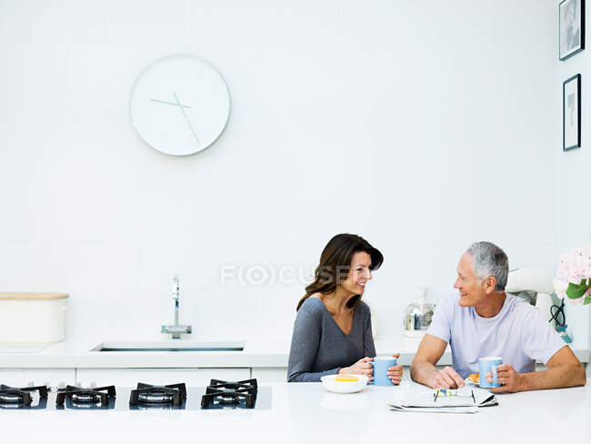 Casal maduro tomando café da manhã — Fotografia de Stock